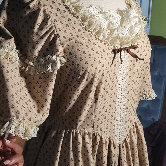 Vintage Plussize Handmade Prairie Dress with Matching Bonnet - Picture 3 of 8